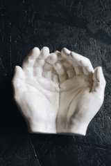 Декоративна підставка Руки, білі